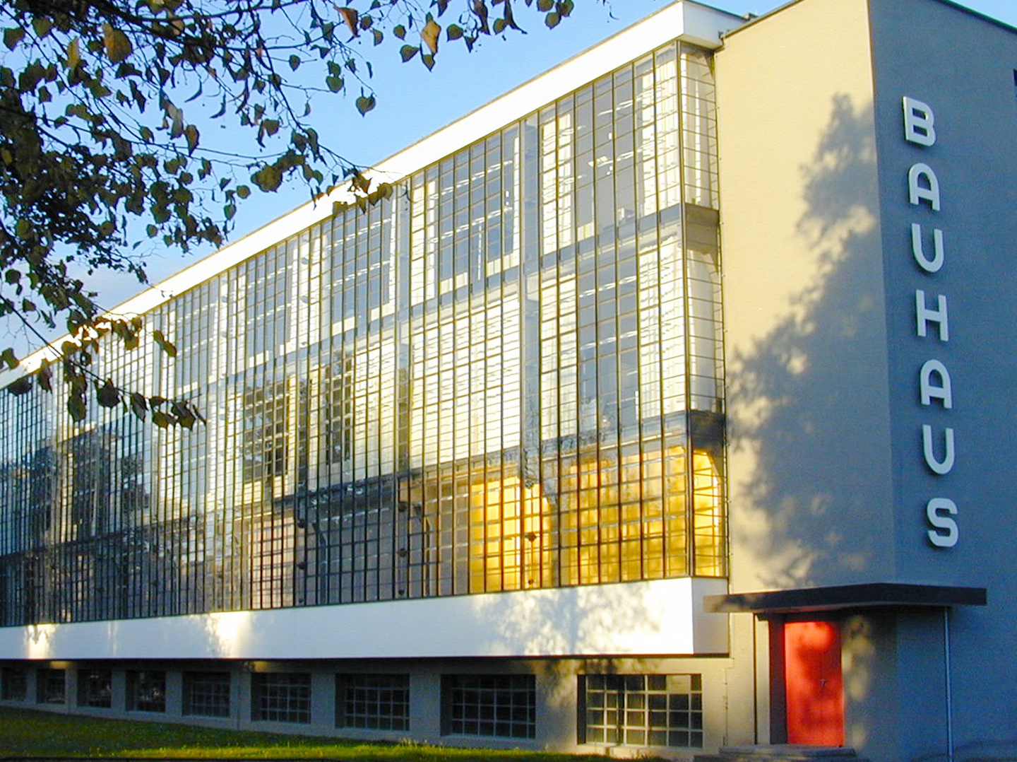 Bauhausgebäude in Dessau wird von Sonne angestrahlt
