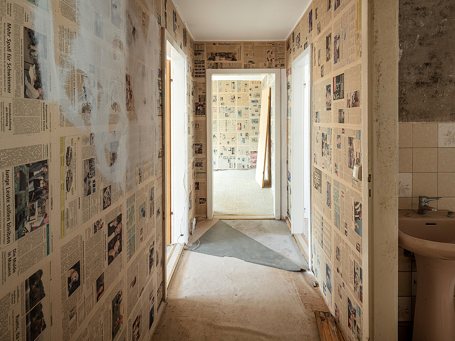 Früher hat man Wände vor der eigentlichen Tapete erst mal mit Zeitungen tapeziert, um kleine Unebenheiten auszugleichen. Beim Rückbau kamen teilweise sogar fünf Schichten Tapete mit Artikeln von 1988 bis 2003 zutage.
