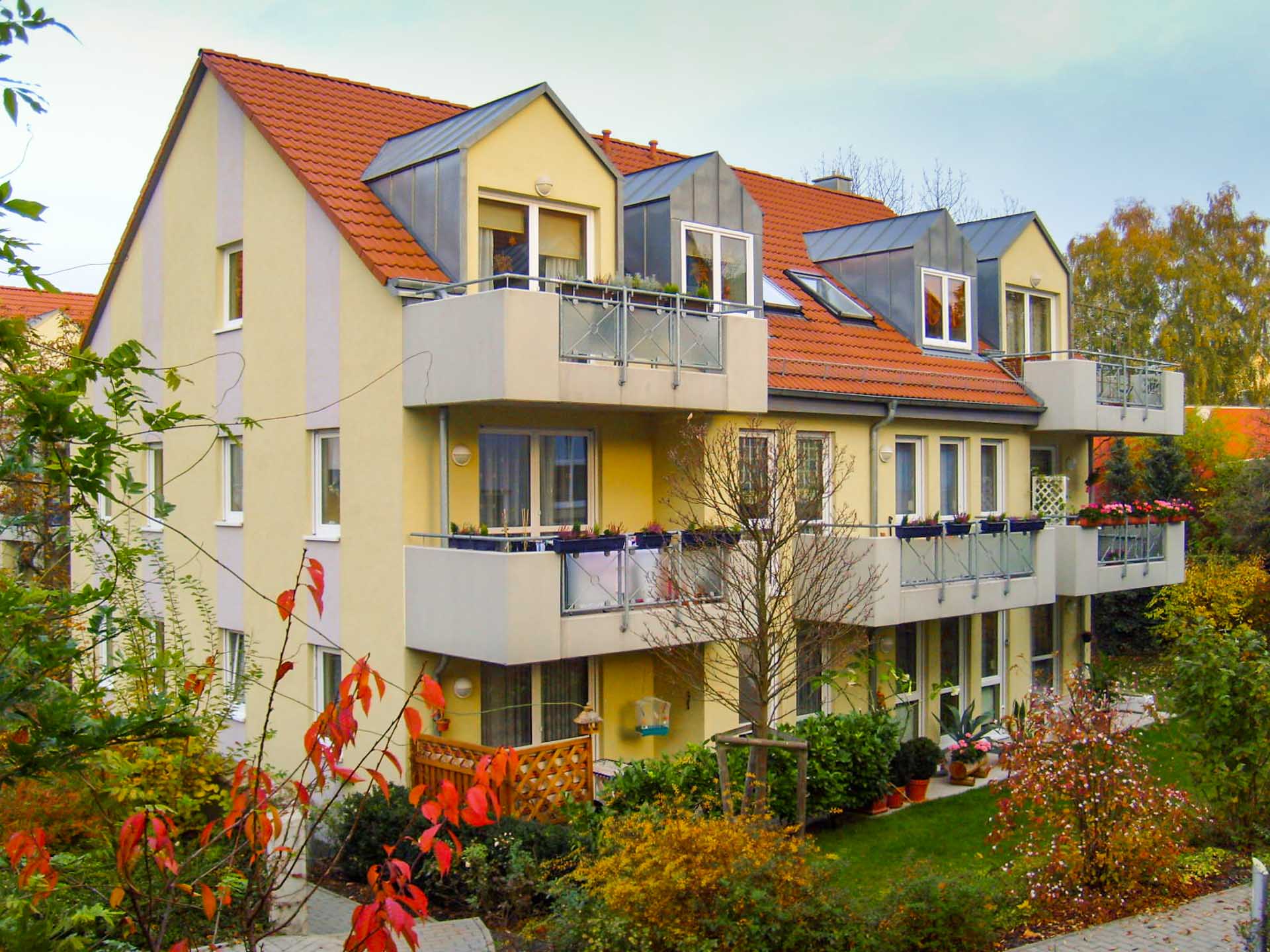 Unser charmantes Neubauprojekt in der Lettiner Straße bietet große Balkone und schöne Gartenanteile. Hier lasst es sich der Tag entspannt ausklingen.